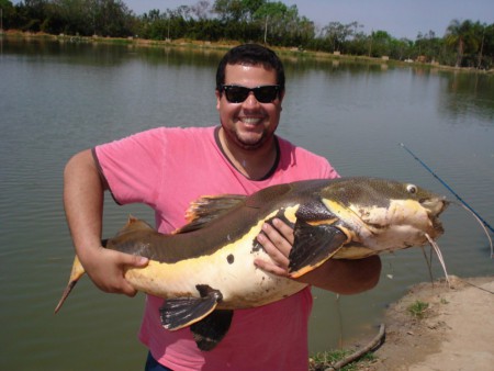 Lucas e Pirarara de 26 kgs Córrego das Antas.jpg